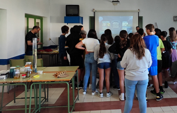 Alumnos del IES San Severiano durante los talleres del Programa de Educación Ambiental en Ciencias Marino-Marítima.