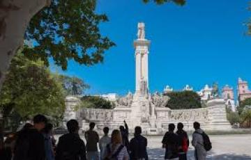 Turistas en el monumento a 'la Pepa' en la Plaza de España de Cádiz.