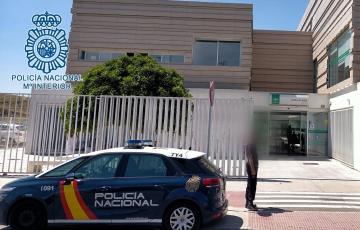 El vehículo sustraído se localizó en una barriada de Sevilla, ciudad donde residían los detenidos. 