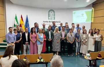 La delegada de la Junta en Cádiz, Mercedes Colombo, acompañada del delegado territorial de Empleo, Empresa y Trabajo Autónomo, Daniel Sánchez, han presentado el Plan de Empleo Andalucía Activa.