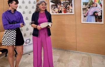 Blanca Flores, subdelegada del Gobierno en Cádiz, acompañada de le autor de la exposición.