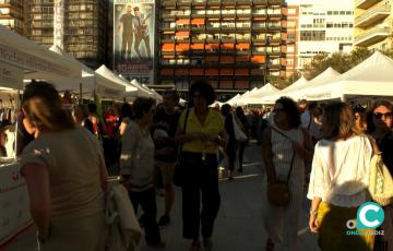 Comercios de la zona de Extramuros exhibieron sus productos en un mercadillo celebrado este viernes en la Glorieta Ana Orante