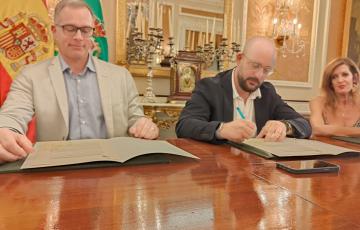 Momento de la firma del convenio de colaboración entre la administración provincial y Cádiz Port.