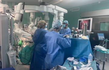 Intervención a un paciente con un tumor en el pulmón mediante cirugía robótica en el Hospital Puerta del Mar