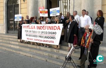 Momento de la protesta a las puertas de la Audiencia Provincial de Cádiz. 