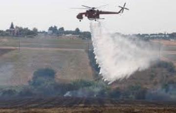 Un helicóptero del Infoca, en plena actuación en un incendio.