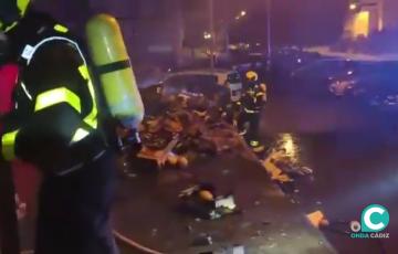 El incendio se origina en una acumulación de materiales a las puertas de la lonja municipal. 