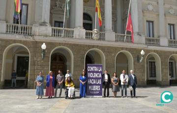 La Plaza de San Juan de Dios ha acogido este martes un minuto de silencio en señal de repulsa por las últimas víctimas de violencia de género. 