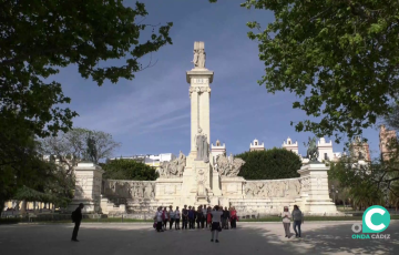 Imagen de uno de los lugares emblemáticos de Cádiz donde se alza el Monumento a las Cortes en Plaza de España. 