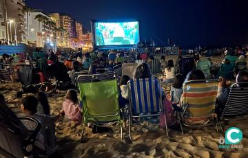 La playa Victoria acoge la primera proyección del ciclo de cine en verano. 