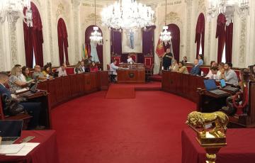 Un momento del transcurso de la sesión en el Ayuntamiento de Cádiz