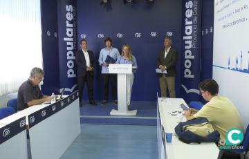 Los diputados nacionales por el PP de Cádiz comparecen ante los medios de comunicación. 