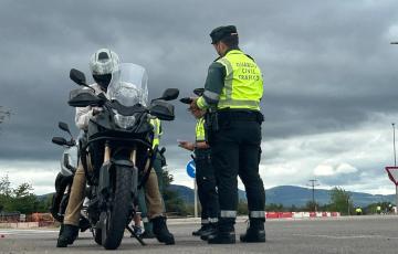 Agentes de la Guardia Civil en un control de carretera con un motorista.