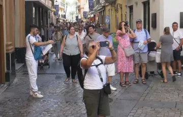 Visitantes paseando por las calles de la capital gaditana. 