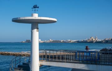 José Carlos Teruel y el presidente de la Asociación Cádiz con Elcano, Miguel Ríos, han presentado esta mañana la instalación de una nueva veleta en esta escalera.