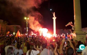 Aficionados gaditanos celebrando la victoria de España en la final de la Eurocopa en Puerta Tierra.