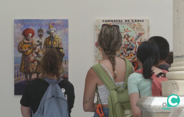 Unas visitantes contemplan alguna de las obras expuestas que aspiran a ser la imagen anunciadora de la fiesta