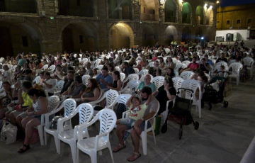 Numeroso público acudió a la primera cita veraniega en el patio del Niño Jesús