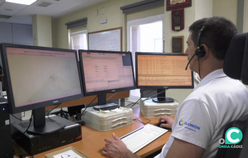 Un operario en el Centro de Coordinación de Emergencias del 112 