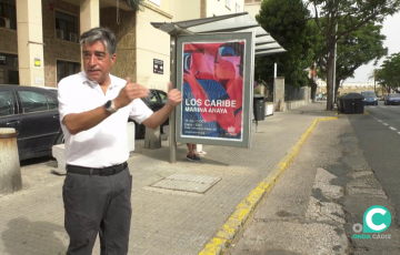 Javier Ripoll de La Zancada explica la dificultad de accesibilidad de una de las paradas de autobus urbano