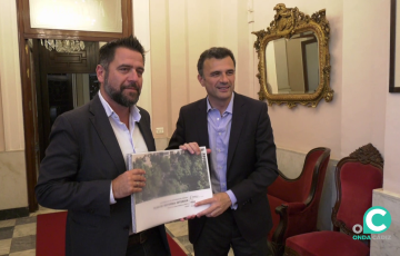 El delegado de la Zona Franca, Fran González, con el alcalde de Cádiz, Bruno García