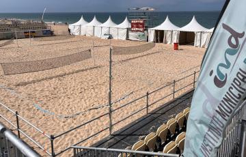 Una vista del emplazamiento deportivo puesto a punto para la Liga Nacional Mapfre de Tenis Playa.