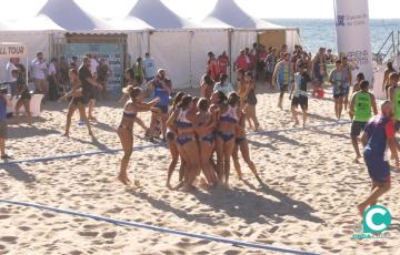 Imagen de celebración del título del equipo femenino almeriense 