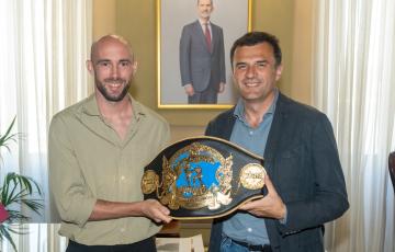 El regidor gaditano y Coello con el cinturón de campeón del mundo durante la recepción en alcaldía