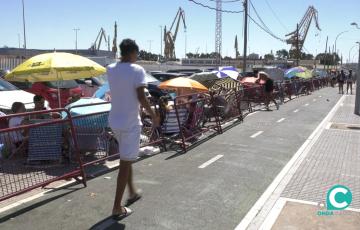 Centenares de jóvenes esperan la apertura de puertas del recinto con sillas y sombrillas