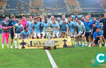 Los jugadores de la SS Lazio posan con el Trofeo (Foto: Cádiz CF)