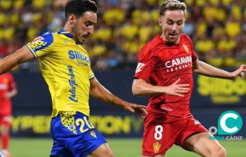 Iza en una acción del encuentro con Aguado (Foto: Cádiz CF)