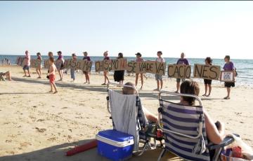 Los participante recorrieron la ribera para concienciar a los usarios de la playa de esta lacra