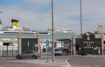 Un crucero atracado en el Puerto de Cádiz en una imagen de archivo