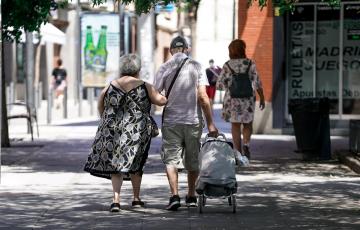 Una pareja de ancianos camina por la calle