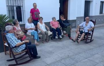 Vecinos de la localidad gaditana sentados al fresco durante el verano