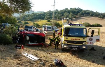 Bomberos trabajando en el rescate de la persona en el interior de su vehículo. 