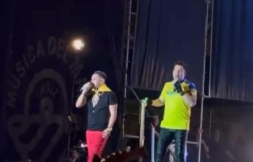 Andy y Lucas, en el concierto de este sábado, cantando el himno oficioso del Cádiz CF.