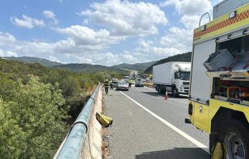 Efectivos de Bomberos en la autovía de Los Barrios en el lugar de los hechos