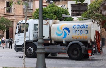 Camión cisterna de servicio por las calles de la capital gaditana