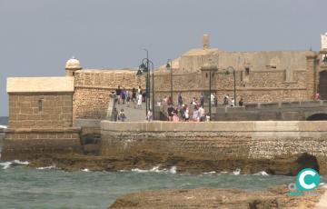 Turistas visitando el Castillo de San Sebastián de Cádiz. 