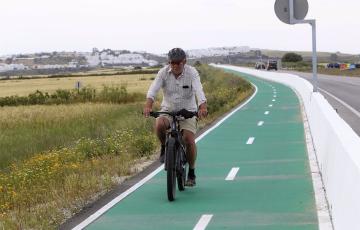 Un ciclista en el tramo de Eurovelo entre Conil y Los Caños