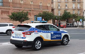  Vehículo policial por las calles de la capital gaditana