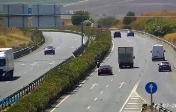 Imagen de la moto circulando en sentido contrario por la A-4 captada por las cámaras de la DGT.