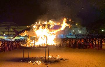 La quema de la caballa ha congregado a numeroso público en La Caleta.