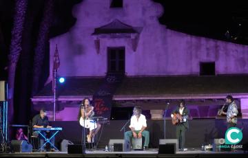 Buen ambiente en la fortaleza del castillo, donde se pudo disfrutar del espectáculo del dúo Makarines. 