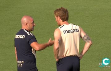 Paco López dialoga con Alex Fernández en el entrenamiento de este miércoles