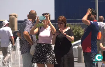 Turistas paseando por las calles de la capital. 