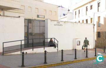 Fachada del instituto La Caleta.