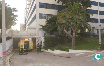 Efectivos de bomberos actuando en el incendio ubicado en el túnel de servicios del Puerta del Mar. 