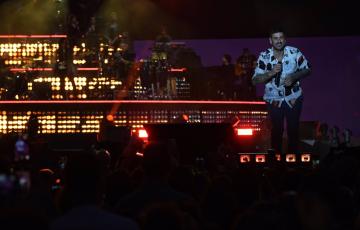 El cantante asturiano durante uno de sus últimos conciertos de su gira de verano